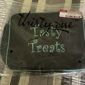 New Thirty One Cool Case Thermal Navy
"Tasty Treats"